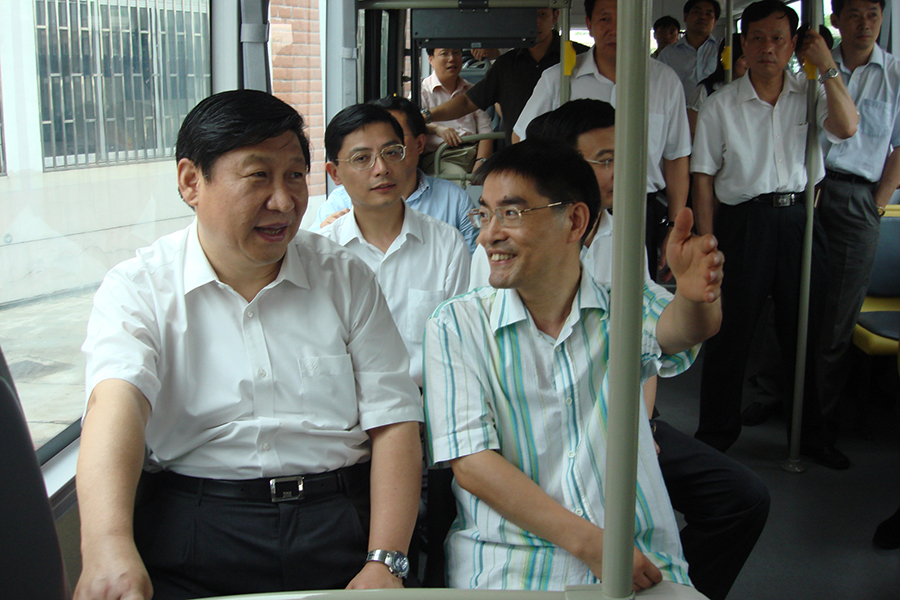 2007年國家主席習近平（時任上海市市委書記）試乘申龍汽車首輛氫燃料電池公交車，并在試乘后給予了高度評價